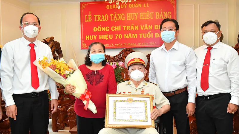 Trao Huy hiệu 60, 70 năm tuổi Đảng cho các đảng viên