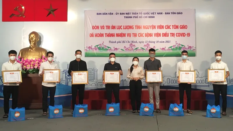 Phó Chủ tịch Ủy ban MTTQ Việt Nam TPHCM Phan Kiều Thanh Hương trao biểu dương và tặng quà các tình nguyện viên