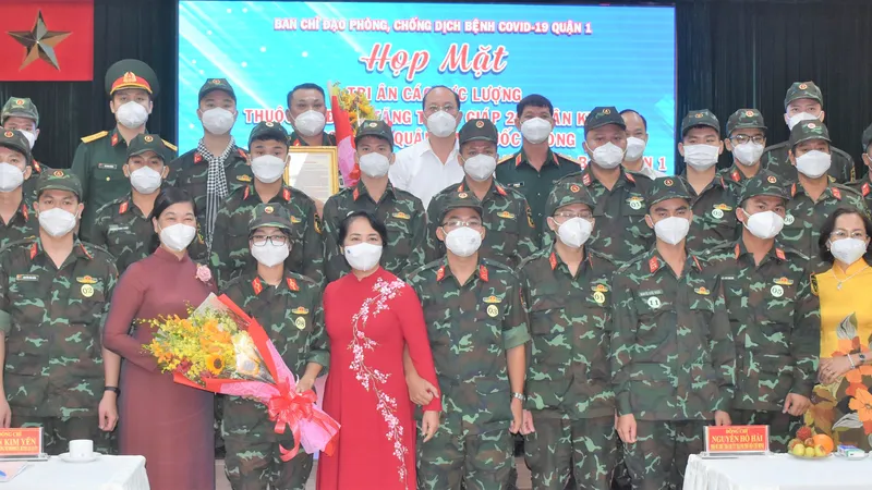 Phó Bí thư Thành ủy TPHCM Nguyễn Hồ Hải cùng lãnh đạo quận 1 chụp hình lưu niệm với lực lượng hỗ trợ chống dịch ở quận 1.