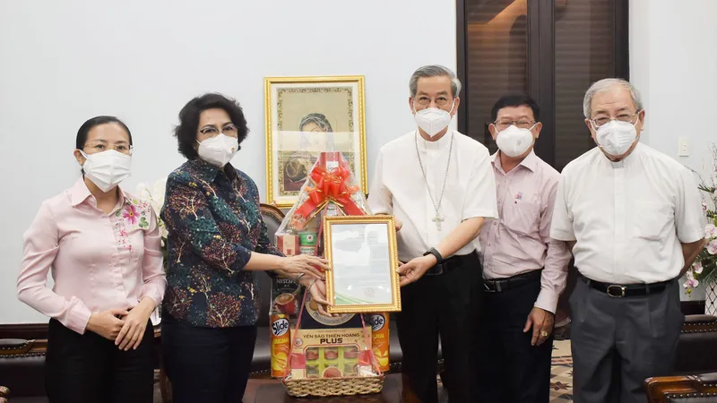 Chủ tịch Ủy ban MTTQ Việt Nam TPHCM Tô Thị Bích Châu trao thư cảm ơn Tòa Tổng Giám mục TPHCM