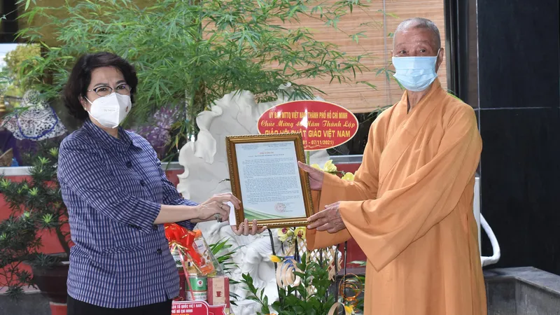 Chủ tịch Ủy ban MTTQ Việt Nam TPHCM Tô Thị Bích Châu trao thư cảm ơn Ban Trị sự Giáo hội Phật giáo Việt Nam TPHCM