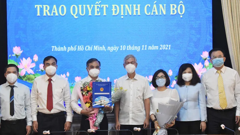 Phó Chủ tịch UBND TPHCM Võ Văn Hoan trao quyết định và tặng hoa chúc mừng ông Lê Văn Cửa
