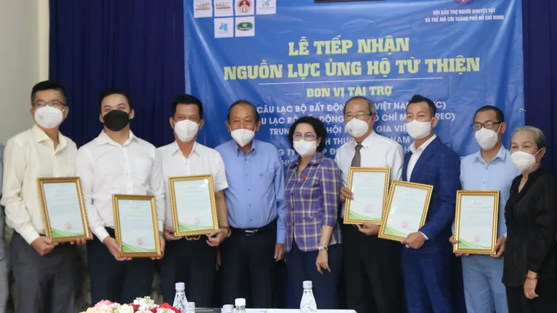 Nguyên Phó Thủ tướng Chính phủ Trương Hòa Bình và các đại biểu chụp hình lưu niệm tại lễ trao tặng