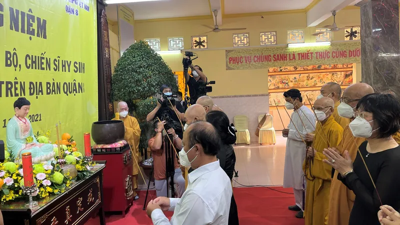 Các đại biểu và người dân thực hiện nghi thức niệm hương tưởng niệm. Ảnh: ĐÌNH LÝ