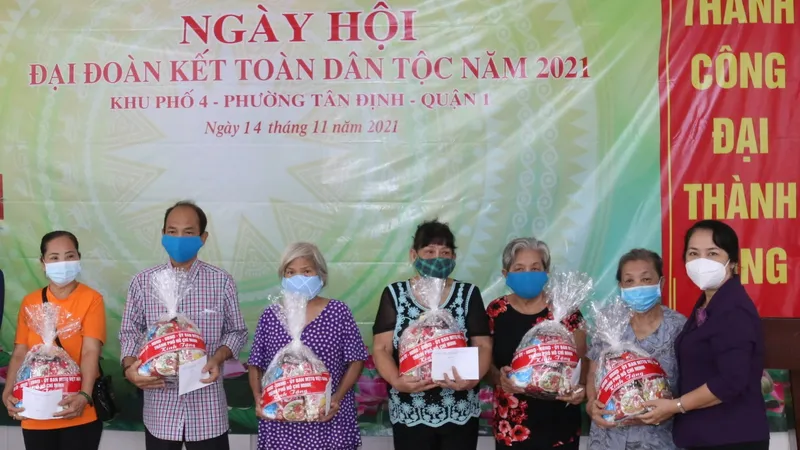 Bí thư Quận ủy quận 1 Trần Kim Yến tặng quà hộ gia đình chính sách, gia đình có hoàn cảnh khó khăn khu phố 4, phường Tân Định, quận 1 