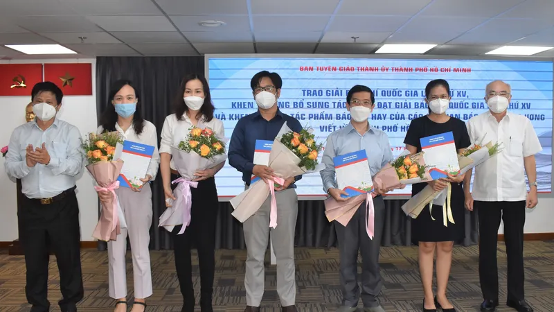Trưởng Ban Tuyên giáo Thành ủy TPHCM Phan Nguyễn Như Khuê và Chủ tịch Hội Nhà báo TPHCM Trần Trọng Dũng trao giải cho các tác giả đạt Giải Báo chí Quốc gia lần thứ XV.