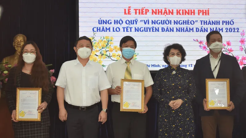 Chủ tịch Ủy ban MTTQ Việt Nam TPHCM Tô Thị Bích Châu và Phó Chủ tịch UBND TPHCM Dương Anh Đức trao thư cảm ơn cho các tổ chức, cá nhân