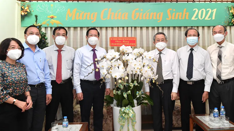 Chủ tịch UBND TPHCM Phan Văn Mãi chúc mừng Mục sư Hội trưởng Thái Phước Trường nhân dịp Giáng Sinh. Ảnh: VIỆT DŨNG
