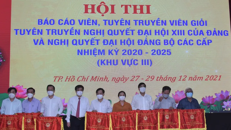Phó Trưởng Ban Tuyên giáo Trung ương Phan Xuân Thủy trao cờ lưu niệm cho các đơn vị tham dự hội thi.