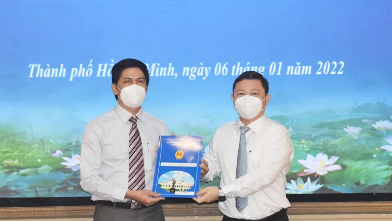Phó Chủ tịch UBND TPHCM Dương Anh Đức tặng hoa và chụp hình lưu niệm cùng ông Lê Thanh Minh.