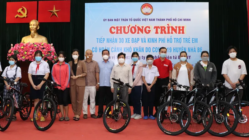 Trao tặng xe đạp cho các em có hoàn cảnh khó khăn
