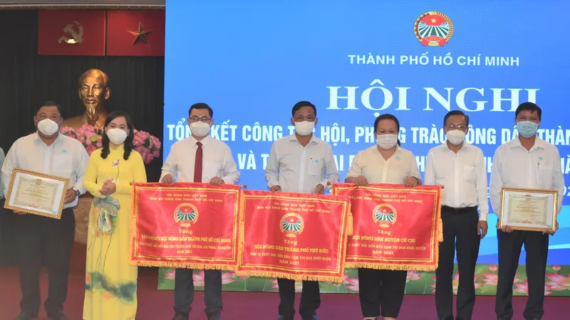 Trưởng Ban Dân vận Thành ủy TPHCM Nguyễn Hữu Hiệp tặng cờ thi đua và bằng khen của Hội Nông dân TPHCM cho các đơn vị
