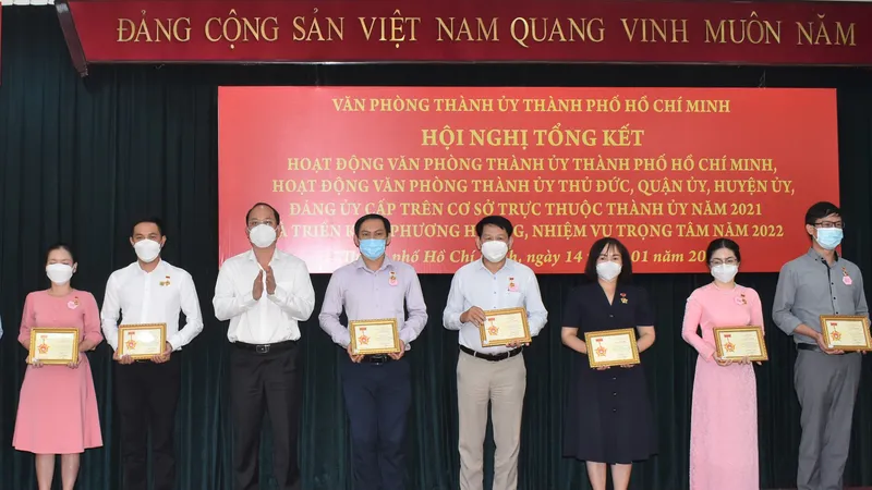 Phó Bí thư Thành ủy TPHCM Nguyễn Hồ Hải trao kỷ niệm chương vì sự nghiệp văn phòng cấp ủy cho các cá nhân