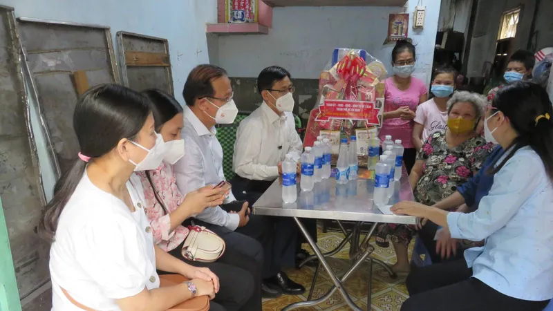 Thăm hộ bà Dương Yến Khanh