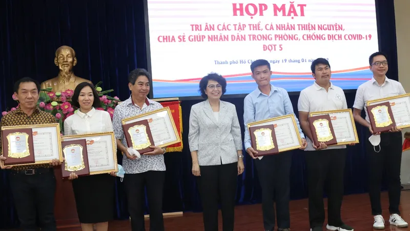 Chủ tịch Ủy ban MTTQ Việt Nam TPHCM Tô Thị Bích Châu trao giấy biểu dương cho các cá nhân, tập thể 