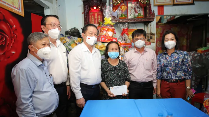 Trưởng Ban Tuyên giáo Trung ương thăm, chúc Tết và tặng quà một số đơn vị, cá nhân tại TPHCM