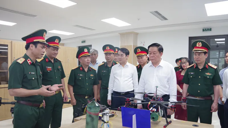 Trưởng Ban Tuyên giáo và Dân vận Trung ương Nguyễn Trọng Nghĩa thăm Trường Sĩ quan Thông tin