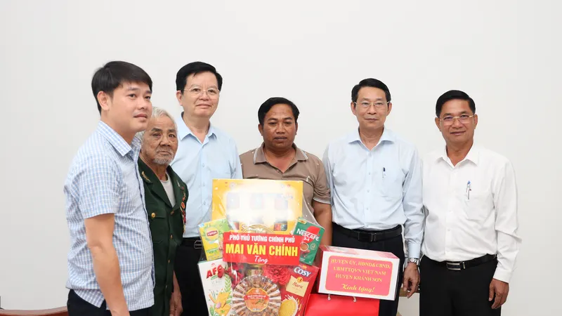 Phó Thủ tướng Mai Văn Chính thăm Anh hùng Lực lượng vũ trang nhân dân Bo Bo Tới
