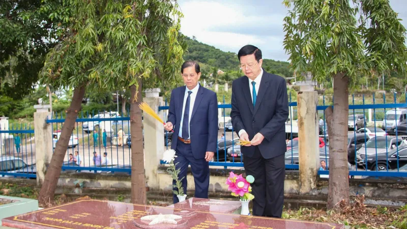 Phó Thủ tướng Mai Văn Chính dâng hương tưởng niệm liệt sĩ tại Nha Trang