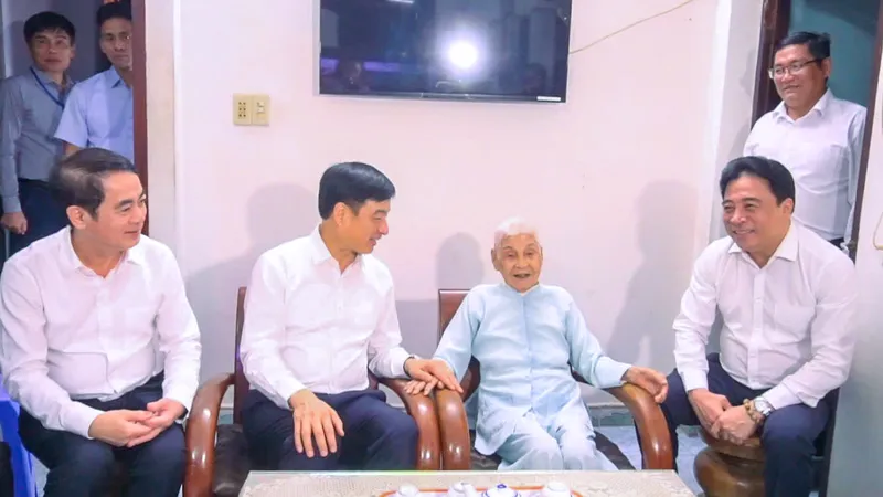 Đồng chí Nguyễn Duy Ngọc thăm và tặng quà người có công ở Khánh Hòa