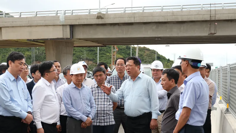 Bộ trưởng Trần Hồng Minh và Đoàn công tác Bộ Xây dựng kiểm tra thực tế dự án đường bộ cao tốc Vân Phong - Nha Trang. Ảnh: HIẾU GIANG