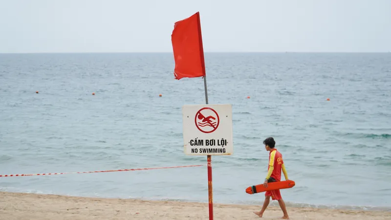 Nha Trang chuẩn bị trục vớt sà lan chìm 6 năm trước
