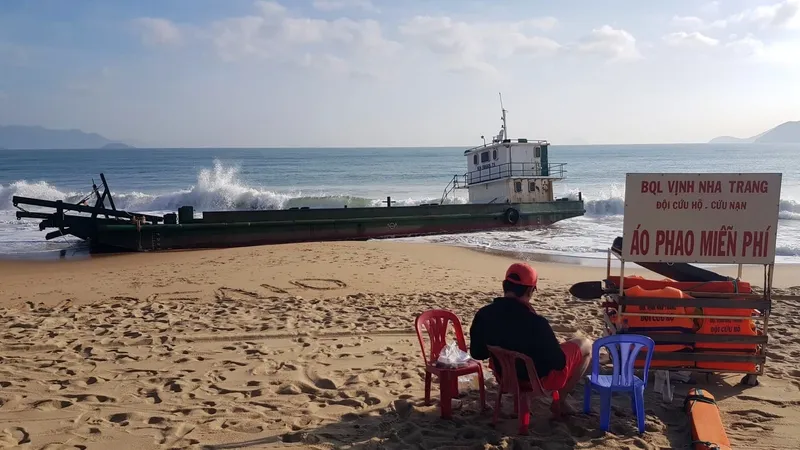 Trục vớt sà lan sau 6 năm bị vùi lấp ở bờ biển Nha Trang