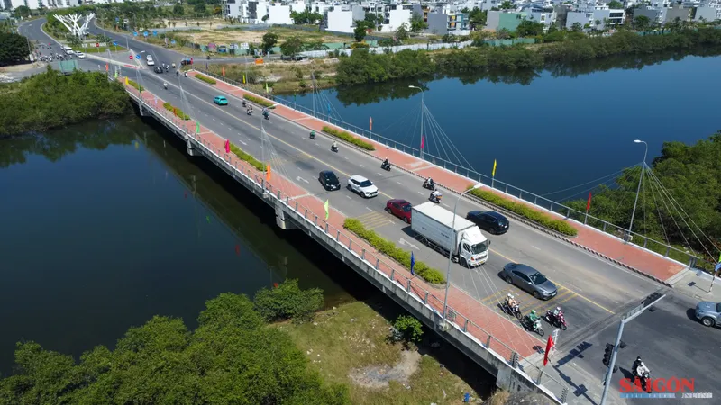 Giải quyết nỗi bất an khi dừng đèn đỏ trên cầu ở Nha Trang