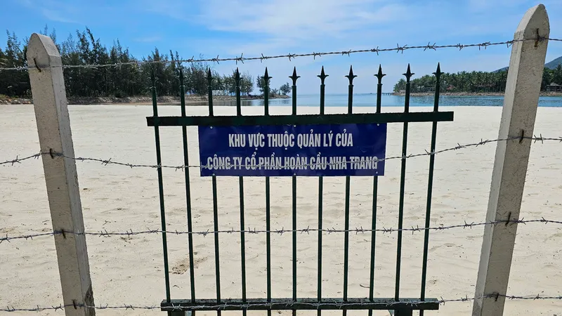 Hàng rào thép gai có bảng ghi "khu vực thuộc quản lý của Công ty CP Hoàn Cầu Nha Trang". Ảnh: LÊ XUÂN