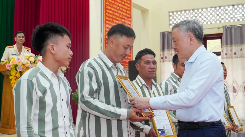 Phó Thủ tướng Thường trực Nguyễn Hòa Bình trao quyết định đặc xá tại Khánh Hòa