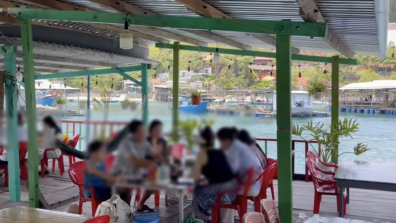 Nha Trang sẽ xử lý bè nổi "lén lút" kinh doanh ăn uống trên vịnh