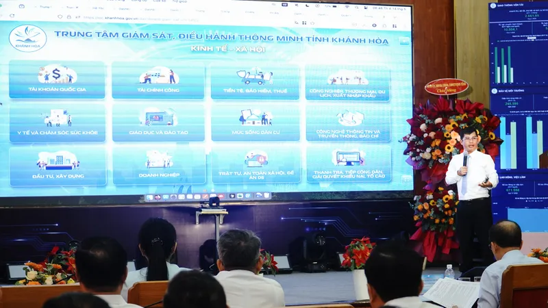 Màn hình ứng dụng IOC Khánh Hòa được giới thiệu tại lễ ra mắt. Ảnh: HIẾU GIANG
