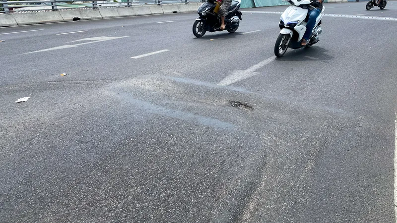 Vệt sụt lún lớn trên mặt cầu vượt tại nút giao Ngọc Hội. Ảnh: HIẾU GIANG
