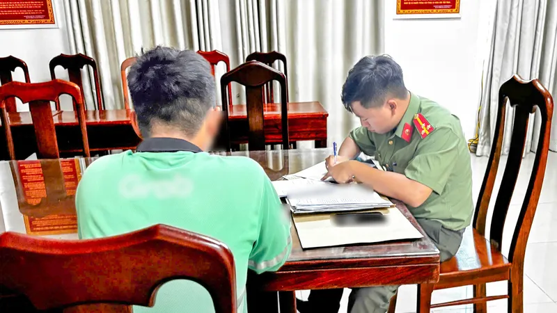 Bỗng dưng... nhận gần 1,8 tỷ đồng, tài xế xe công nghệ báo công an