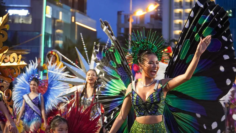 Hàng ngàn người xem diễu hành Carnival đường phố Nha Trang