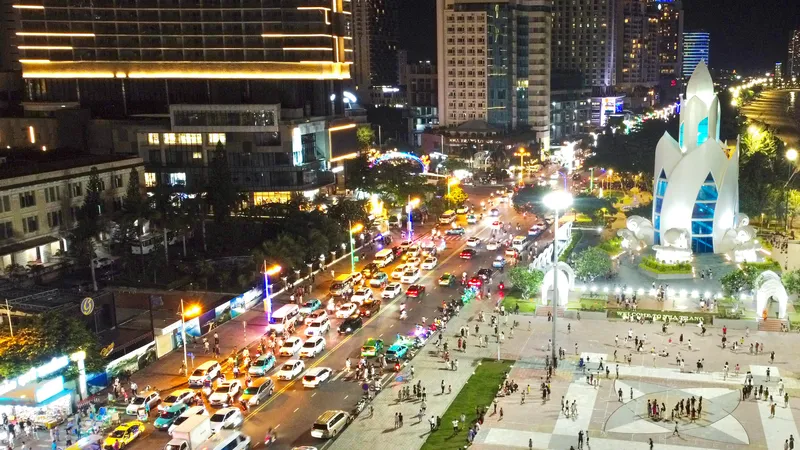 Khu vực Quảng trường 2 tháng 4, phường Nha Trang tập trung đông người dân, du khách về đêm. Ảnh: HIẾU GIANG