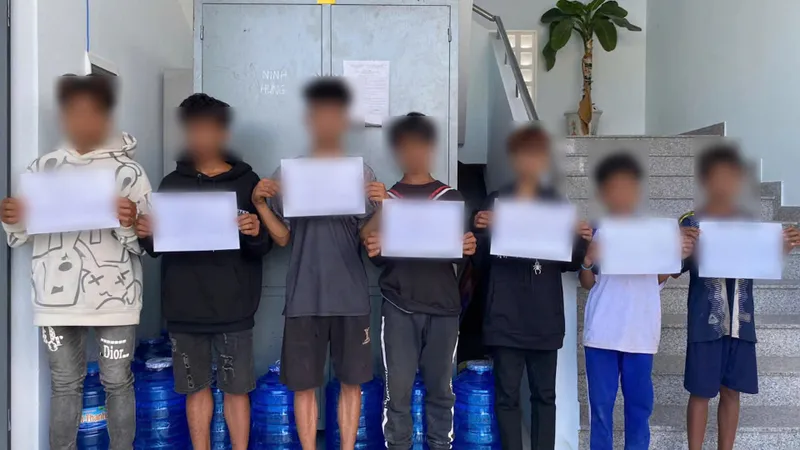 Làm việc với nhóm thanh thiếu niên ném đá vào ô tô trên cao tốc