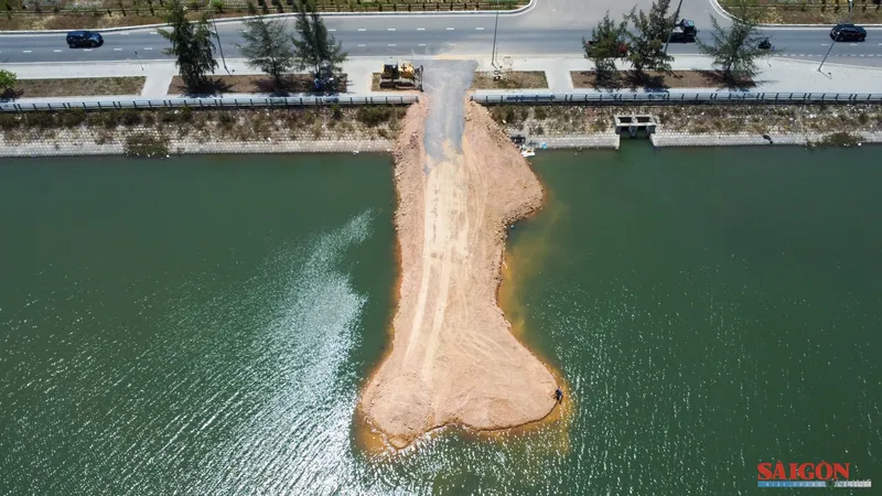 Khu vực lòng sông Quán Trường bị san lấp, trưa 14-7. Ảnh: HIẾU GIANG