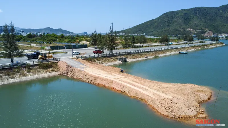 Xuất hiện tuyến đường tạm lấn sông Quán Trường ở Nha Trang