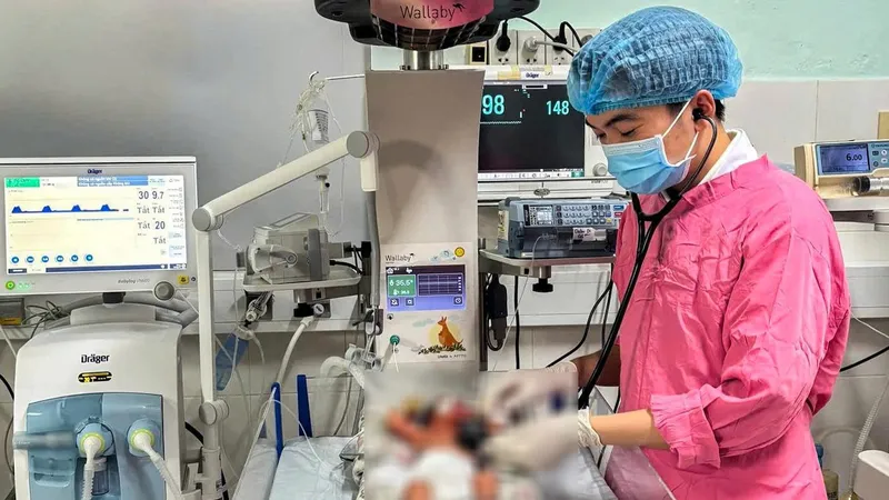 Bé điều trị tại khoa Nhi, Bệnh viện Đa khoa tỉnh Khánh Hòa. Ảnh: BỆNH VIỆN CUNG CẤP