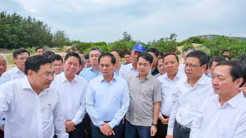 Phó Thủ tướng Bùi Thanh Sơn và đoàn công tác Trung ương nghe báo cáo về thông tin dự án. Ảnh: HIẾU GIANG