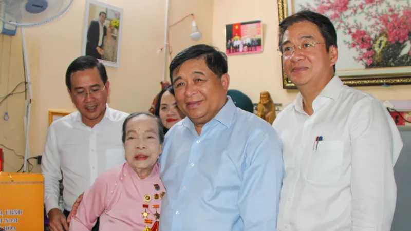 Phó Thủ tướng Nguyễn Chí Dũng thăm hỏi, tặng quà cho bà Hồ Thị Lượm. Ảnh: H.L