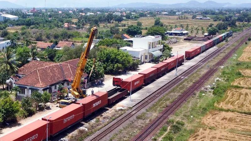 Bốc dỡ hàng hóa tại ga Hòa Huỳnh, xã Bắc Ninh Hòa, tỉnh Khánh Hòa. Ảnh: HIẾU GIANG