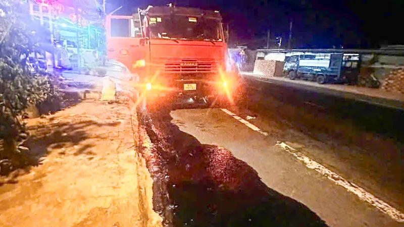 Xe chở dầu bị rò rỉ tại hiện trường. Ảnh: CACC