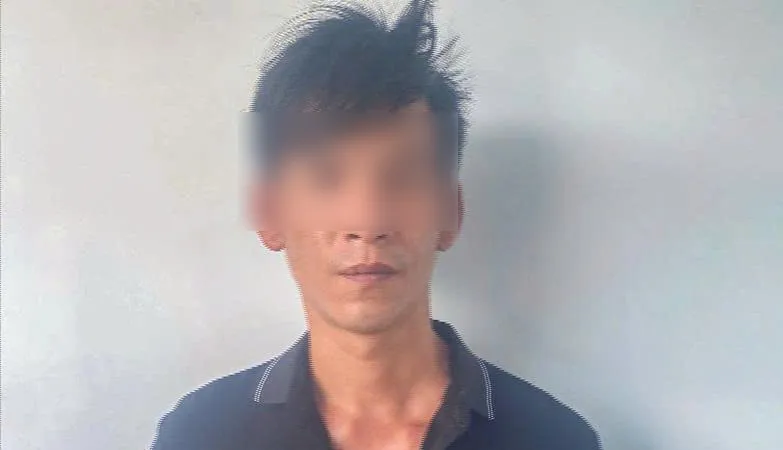 Công an xã Nam Ninh Hòa bắt Đ.N.D. Ảnh: CACC