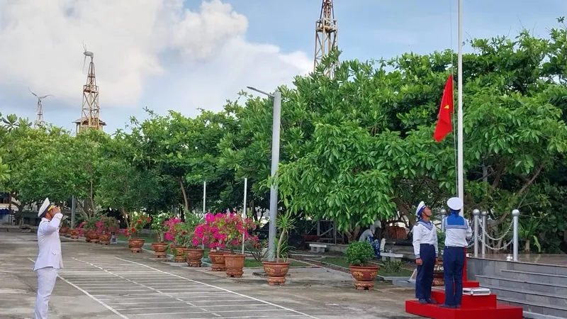 Treo cờ Tổ quốc ở Trường Sa. Ảnh: VÙNG 4 HẢI QUÂN