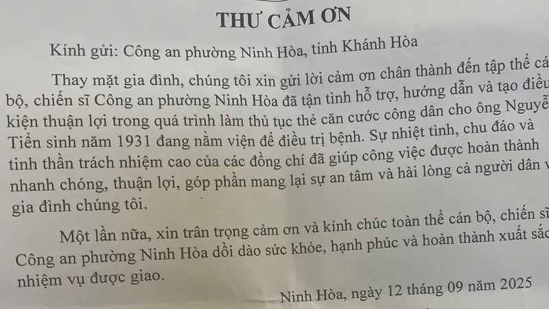 Người dân gửi thư cảm ơn Công an phường Ninh Hòa. Ảnh: CACC