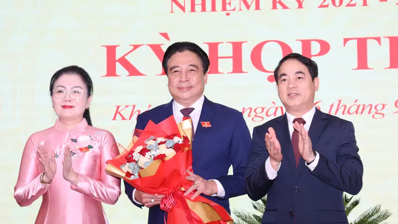 Bà Phạm Thị Xuân Trang, Phó Chủ tịch HĐND tỉnh Khánh Hòa (bìa trái). Ảnh: HIẾU GIANG
