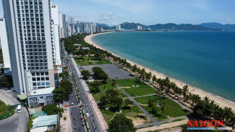 Bãi biển Nha Trang thoáng đãng sau khi tháo dỡ công trình chắn biển