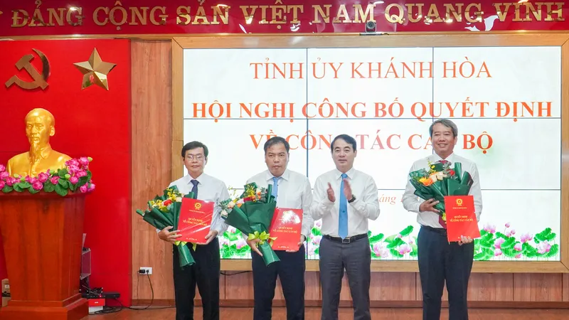 Bí thư Tỉnh ủy Khánh Hòa Nghiêm Xuân Thành (thứ hai từ phải qua) trao quyết định công tác cán bộ. Ảnh: HIẾU GIANG